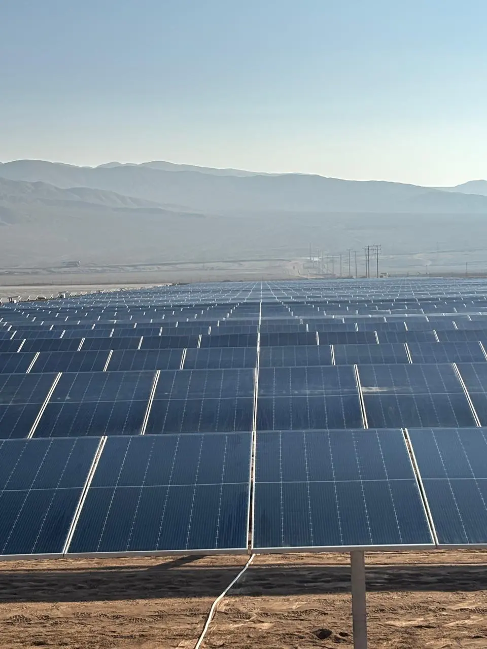 Vista real de una planta fotovoltaica en un entorno desértico