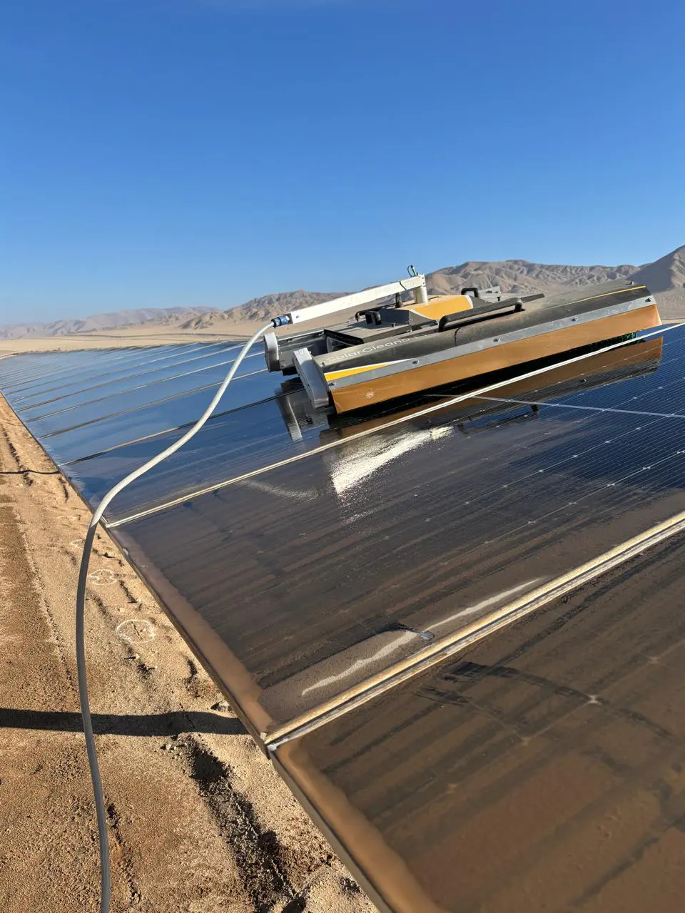 Robot de ArbarSolar limpiando paneles solares