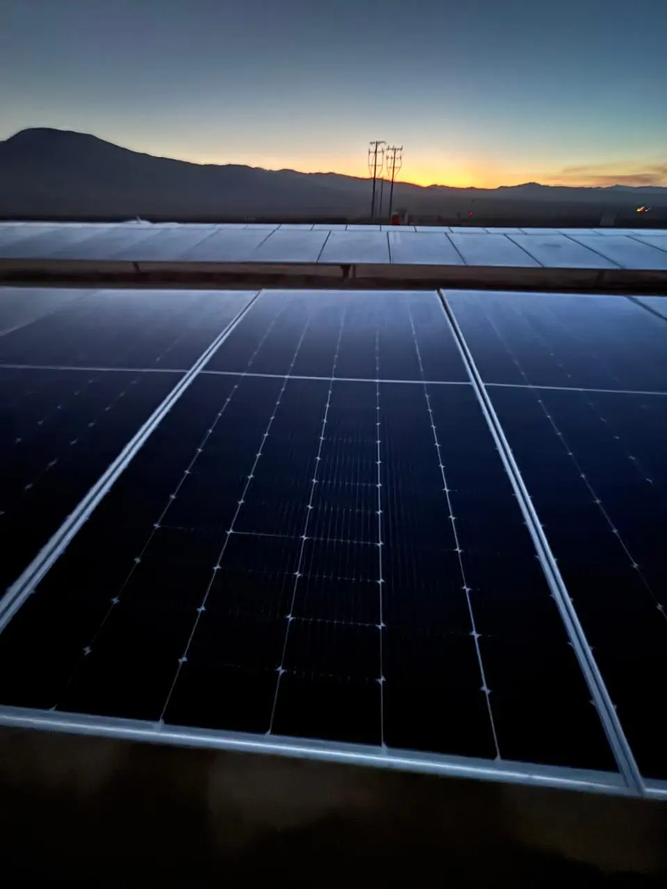 Panel fotovoltaico fotografiado al atardecer en una instalación real